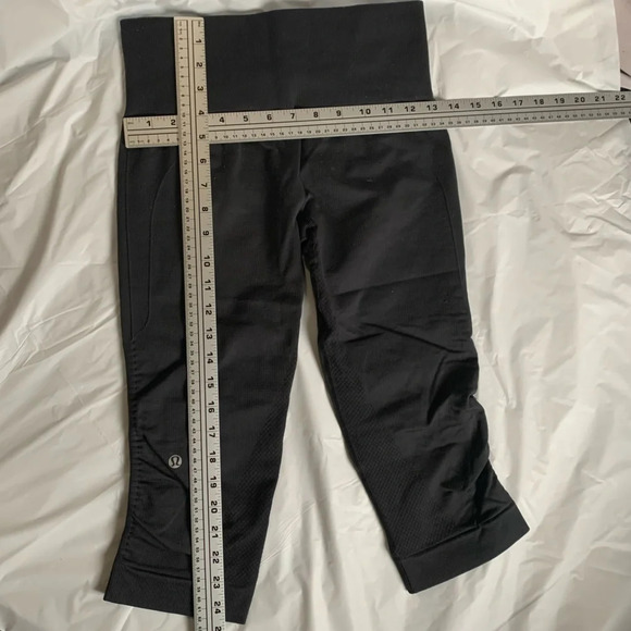 Lululemon capri black leggings  womans size 4 - Picture 7 of 7